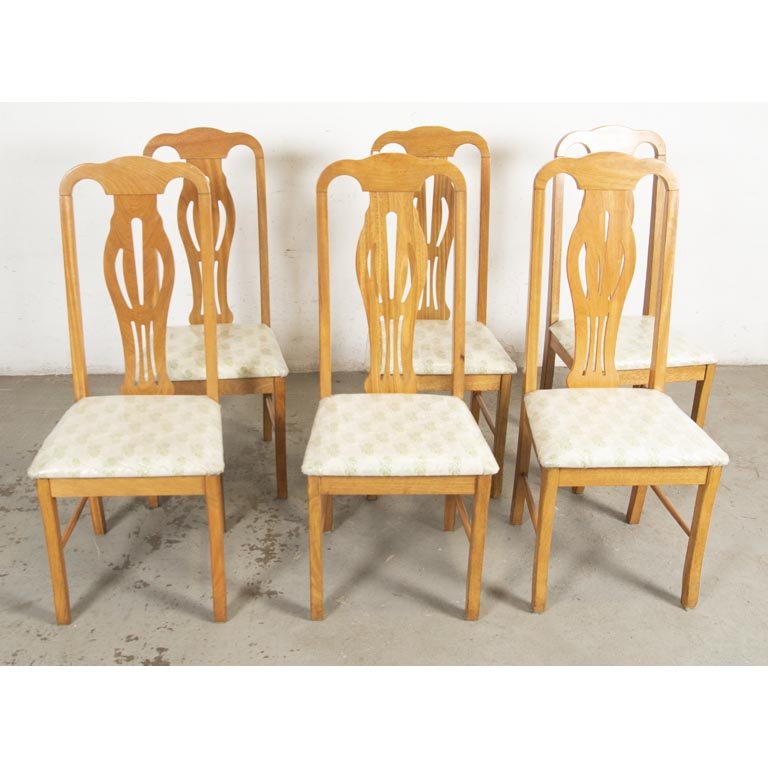 Seis Sillas de Madera con Respaldo Alto y Asiento Tapizado