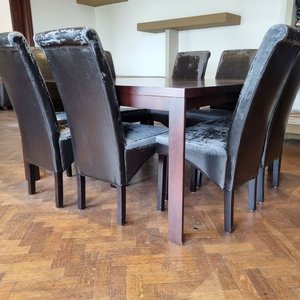 Juego de Comedor: Mesa Rectangular de Madera Oscura con 8 Sillas Tapizadas en Cuero Negro - imagen 3