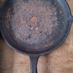 Set de Cocina: Dos Sartenes de Hierro, Fuente para Horno y Olla - imagen 3