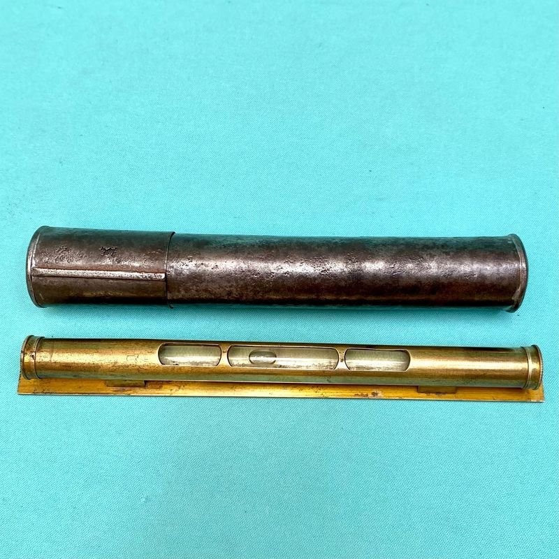 Antiguo nivel de bronce con estuche