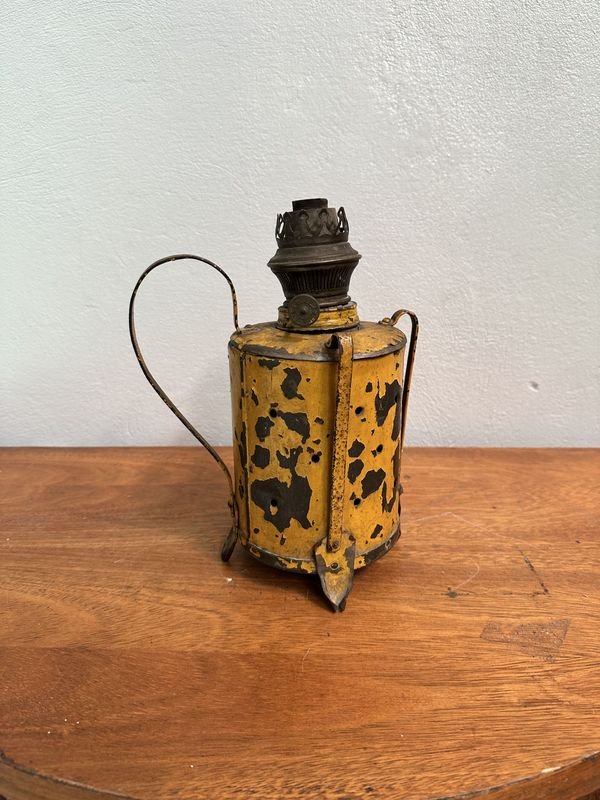 Lote siguiente: Farol de Queroseño - Vaso de Metal Amarillo con Manija y Espuela