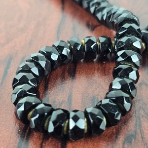 Collar de Piedras Negras Facetadas con Cierre Dorado - imagen 4
