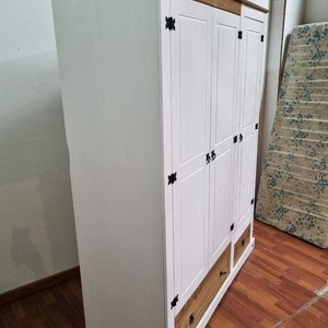 L 966 - Robusto ropero en madera combinada de tres puertas con estantes, barral y dos cajones inferiores, ideal para dormitorio o - imagen 3