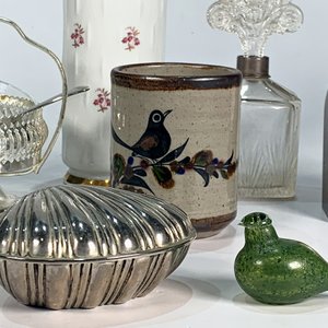 Lote anterior: Lote de 8 piezas: Reloj de mesa, coquilla, vaso, florero, dulcera, depósito, perfumero y pájaro decorativo