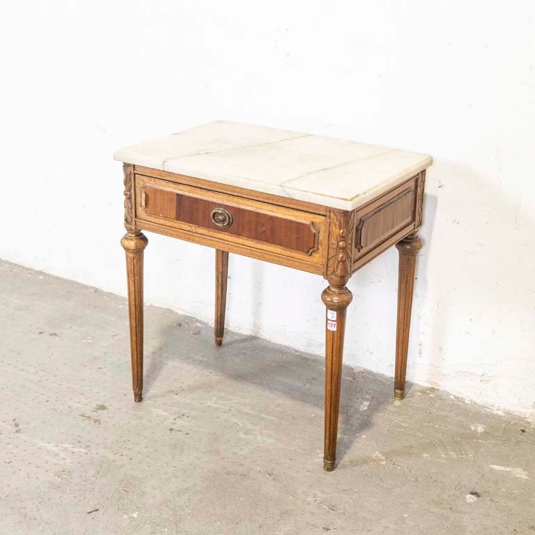 Lote siguiente: Mesa de luz inglesa con tapa de mármol y cajón