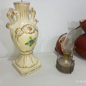 Lote de 6 piezas: Jarrón de cerámica, lámpara a kerosene, adorno de calabaza, perchero y 2 apliques de madera - imagen 3