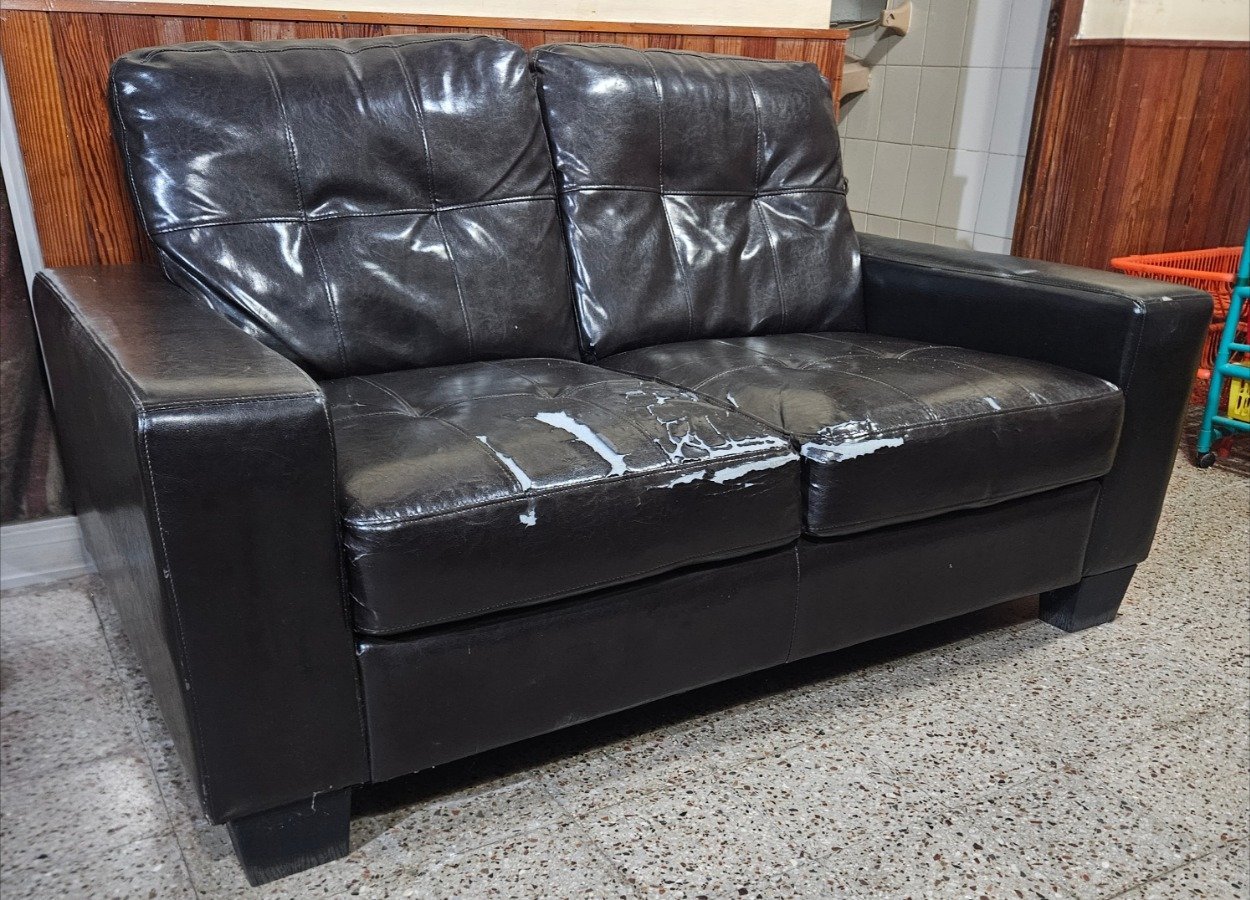 Sillón de 2 Cuerpos Tapizado en Cuero Negro