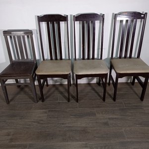 Lote de Cuatro Sillas de Madera con Tapizado Desgastado - imagen 1
