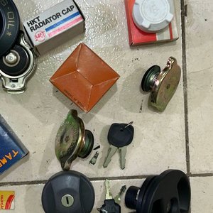 Lote de Tapas de Tanque de Combustible y Radiador con Llaves - imagen 3