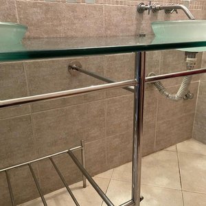 LOTE DESTACADO-Mesada de Baño de Vidrio con 2 Bachas / Base Acero Inoxidable con estante y soporte para toalla. - imagen 5