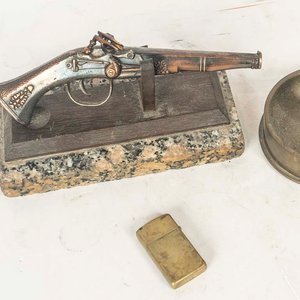 Encendedor Estilo Pistola Antigua con Base de Granito y Cenicero Bala de Bronce - imagen 2