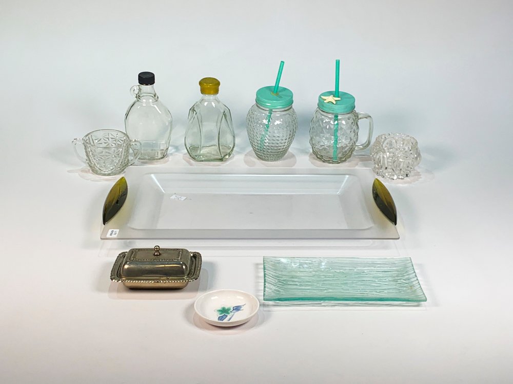 Set de 9 Piezas de Vajilla y Cristalería: Licoreras, Vasos, Dulcera, Mantequera y Bandeja