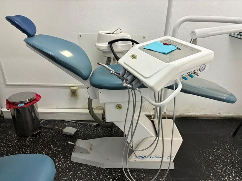 Sillón Dental Eléctrico Kerli Dent con Brazo de Luz, Mesa Auxiliar y Banqueta