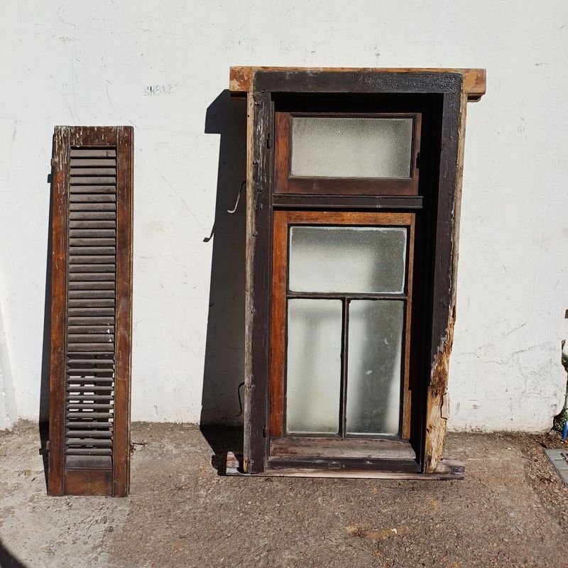 Ventana antigua de madera con marco de pinotea y banderola en cedro - imagen 5