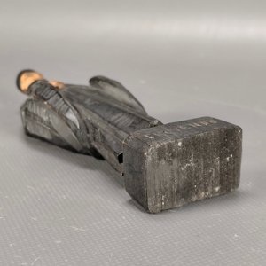 Talla de Madera "Chovendo" de Persona Vestida con Paragua Faltante - imagen 8
