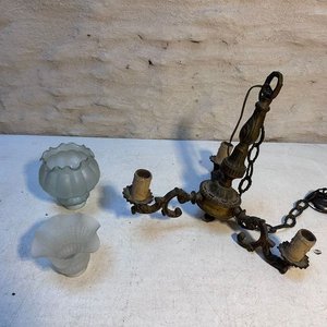 Lote siguiente: Araña de techo antigua de bronce con dos tulipas de vidrio