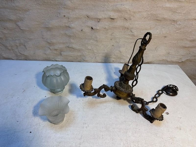 Araña de techo antigua de bronce con dos tulipas de vidrio