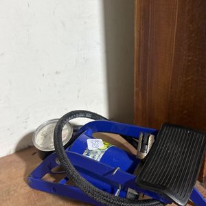 Lote siguiente: Inflador de Pie Azul con Manómetro
