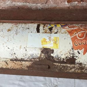Panera Antigua de Chapa con Desgaste y Óxido - imagen 2