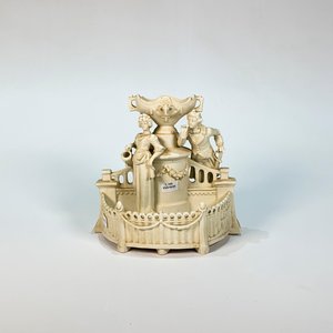 Lote siguiente: Jardinera de Porcelana Biscuit Estilo Clásico con Figuras