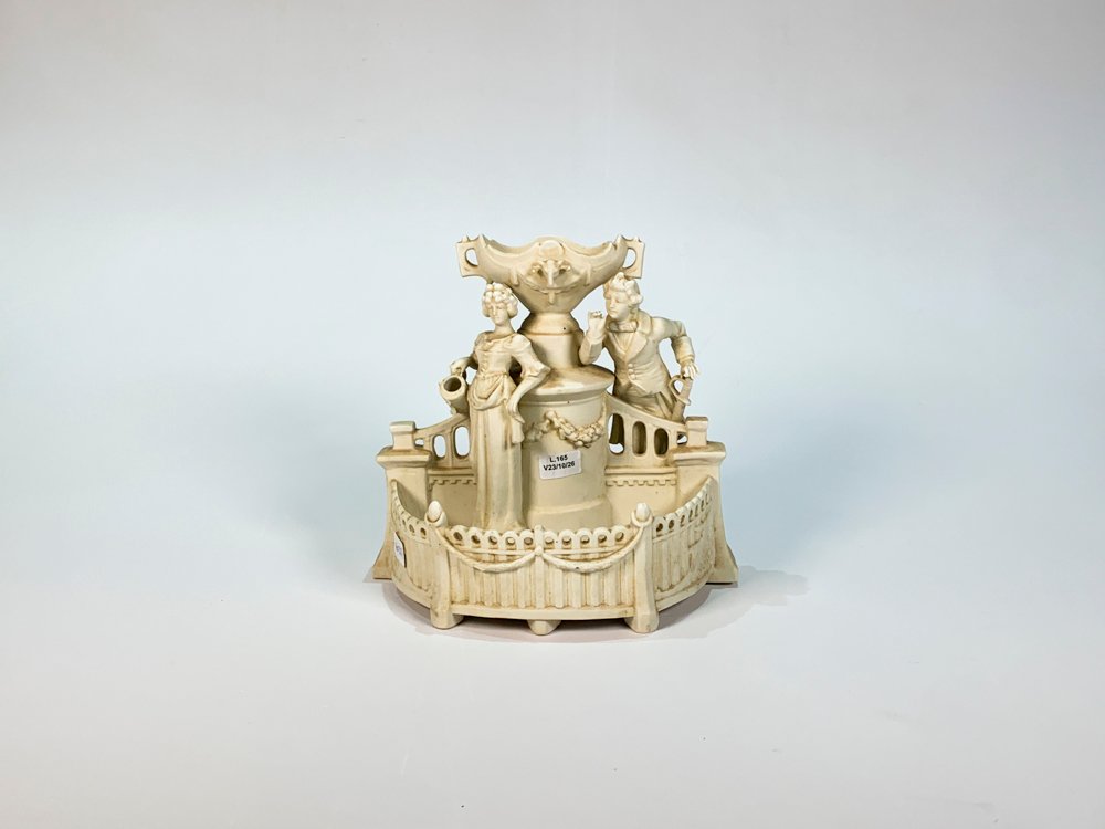 Jardinera de Porcelana Biscuit Estilo Clásico con Figuras