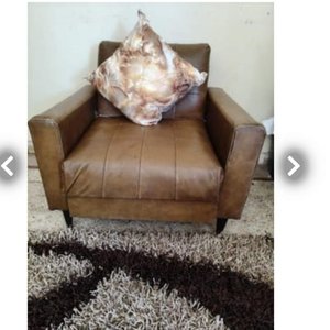 Lote siguiente: Sillón Individual de Cuero Marrón con Almohadón