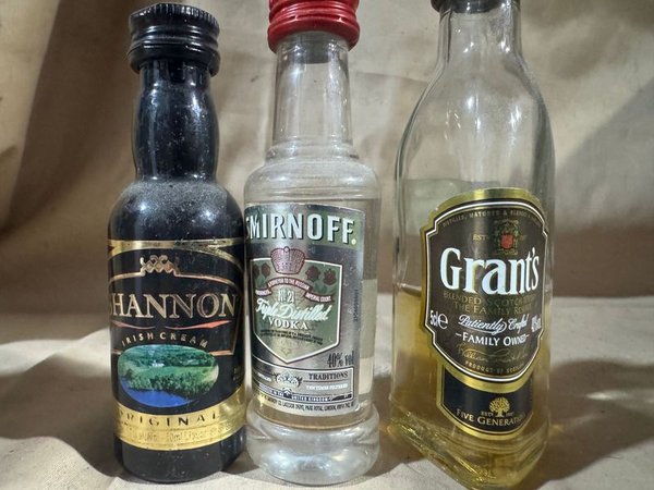 Tres Botellas Miniatura de Licores Varios: Hannon, Smirnoff y Grant's - imagen 1
