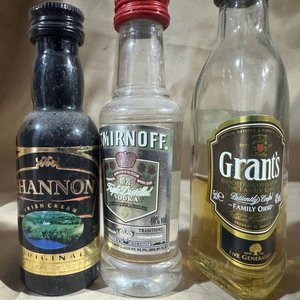 Lote anterior: Tres Botellas Miniatura de Licores Varios: Hannon, Smirnoff y Grant's
