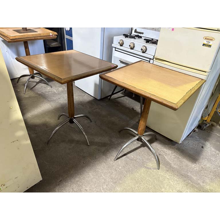 Lote siguiente: Muebles de Bar Cuadrados con Patas de Hierro
