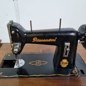 Antigua Máquina de Coser a Pedal Romanoni con Mueble de Madera y Hierro Fundido - imagen 3