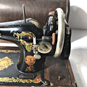 Máquina de Coser Antigua Singer con Estuche de Madera - imagen 4
