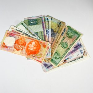 Lote de Billetes Varios: Uruguay, Portugal y Argentina - imagen 2