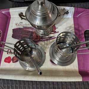 Lote siguiente: Bandeja Melamínica con Azucarero, Porta Tazas y Utensilios para Asado