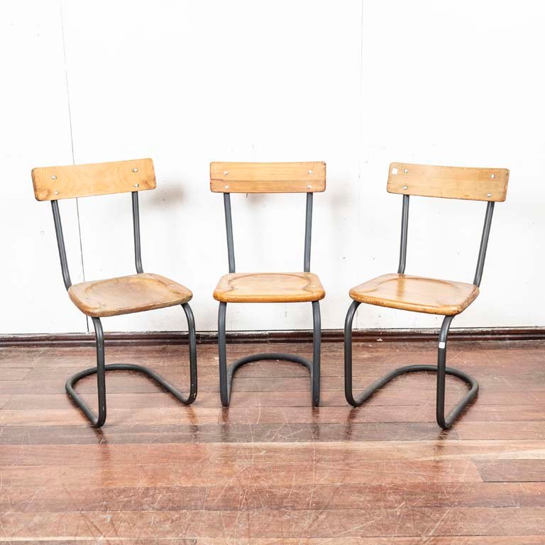 Sillas de madera con estructuras metálicas