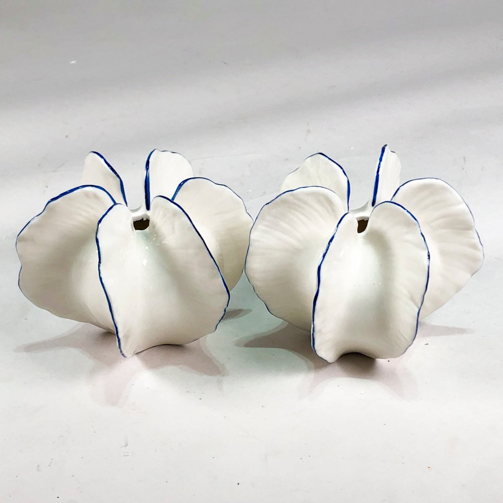 Lote anterior: Dos floreros en porcelana blanca con guardas azules