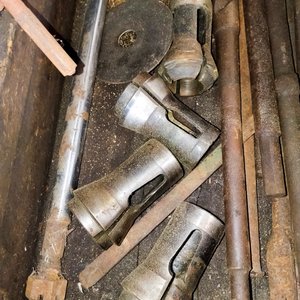 Cajón de madera con: mechas varias, boquilla, mandril con detalles, base taladro - imagen 3