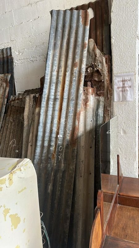Chapas de zinc deterioradas y signos de corrosión - imagen 2