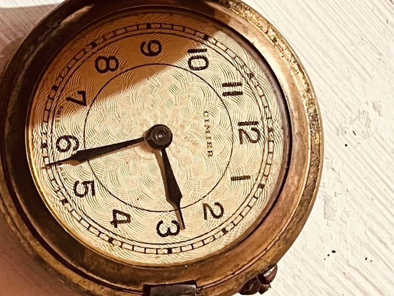 Reloj de bolsillo antiguo con detalles ornamentales - imagen 3