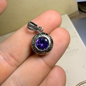 Dije Circular con Piedra Violeta Facetada y Grabado - imagen 4