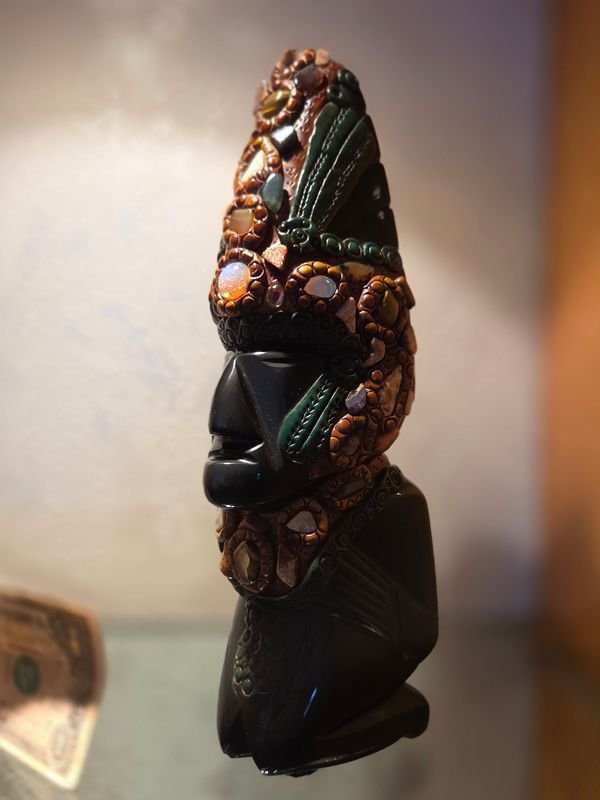 Lote anterior: Figura mexicana en obsidiana con apliques
