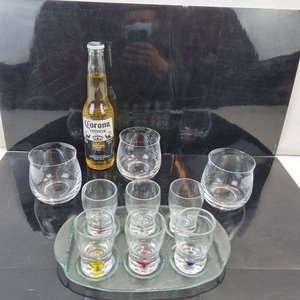 Set de 9 Vasos para Copetín con Bandeja de Vidrio y Bases de Color - imagen 2
