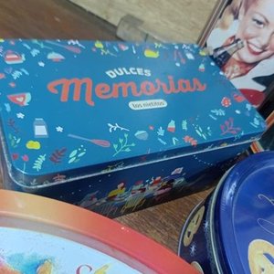 Lote de Latas de Galletitas Coleccionables: Coca Cola, Walkers y Más - imagen 7