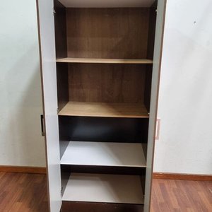 Mueble de Madera con Puertas Dobles y Estantes - imagen 2