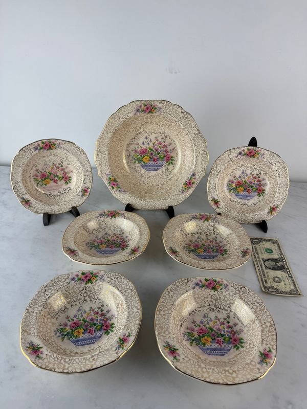 Lote siguiente: Platos de porcelana inglesa con diseño floral