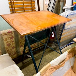 Lote siguiente: Mesa de Dibujo o Trabajo Antigua con Estructura Metálica