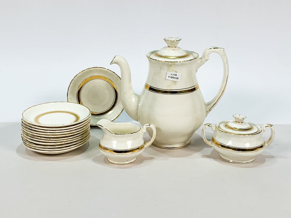 Juego de té y café en porcelana con adornos dorados - imagen 3