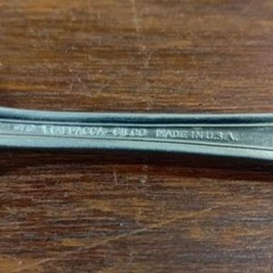 Lote de Utensilios de Cocina: Cucharas, Pinzas y Servilletero Metálico - imagen 3