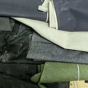 Lote de Recortes de Tela: Variedad de Colores y Texturas - imagen 4