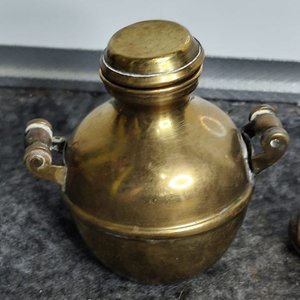 Jarróncito con tapa y porta fósforo de bronce macizo - imagen 5