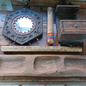 Lote anterior: Espejo Decorativo con Repisa, Cofre, Palos de Agua y Bandeja Artesanal